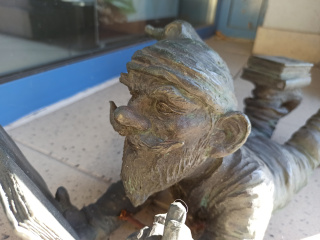 Foto eines Zwerges Poliglotek