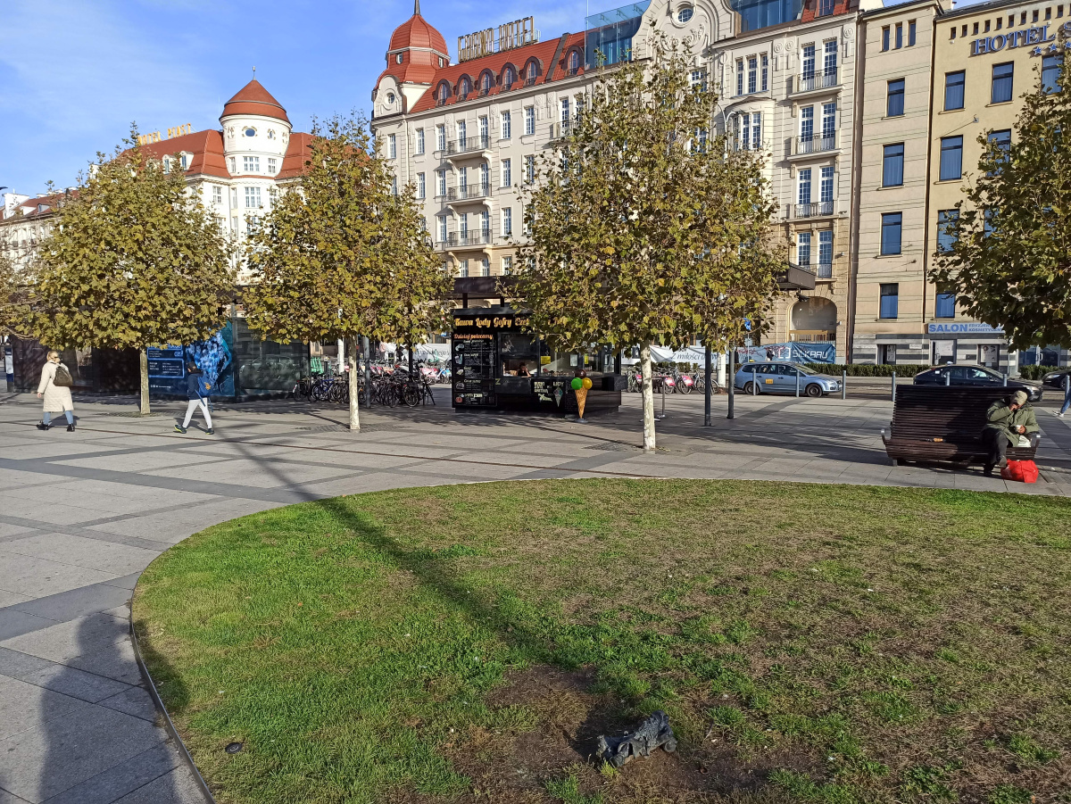 Foto vom Standort des Zwerges zwerg Dworzan 2 (Leżący na trawie)