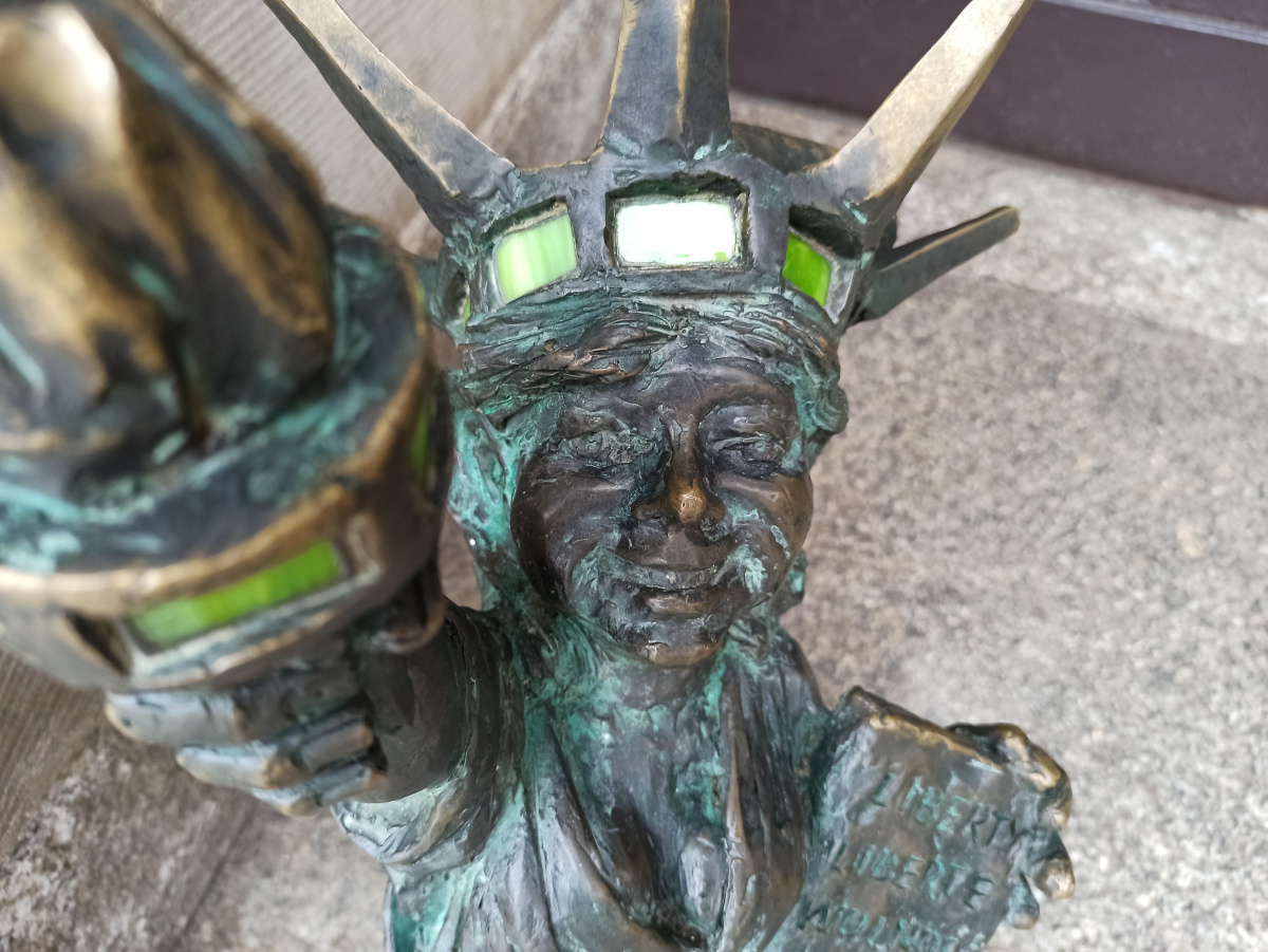 Foto zwerg Lady Wolność in Nahaufnahme
