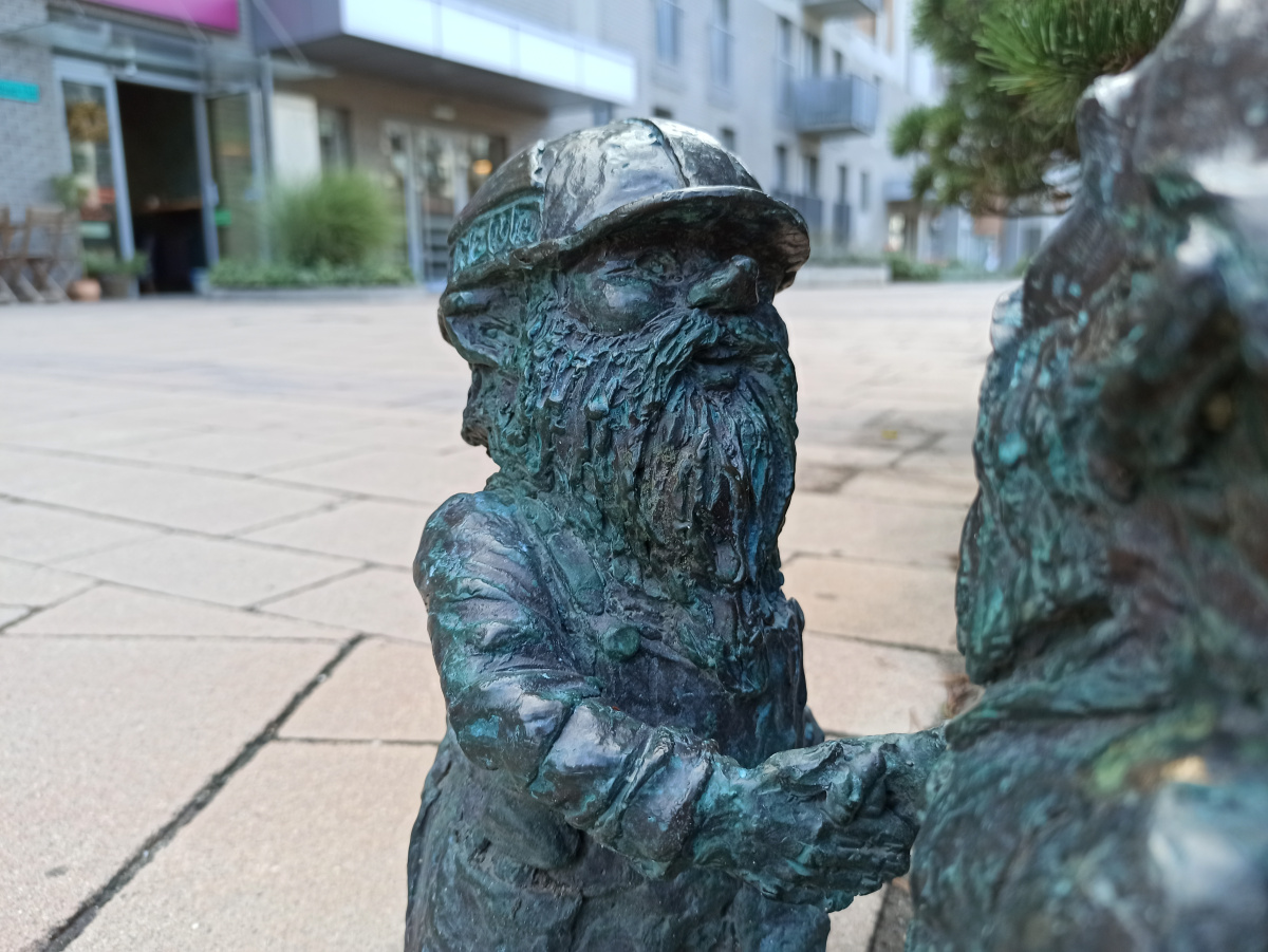 Foto zwerg Krasnal Promenad Wrocławskich II in Nahaufnahme