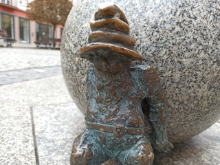 Foto eines Zwerges Podnoszący kulę