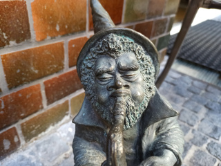 Foto eines Zwerges Grający na saksofonie