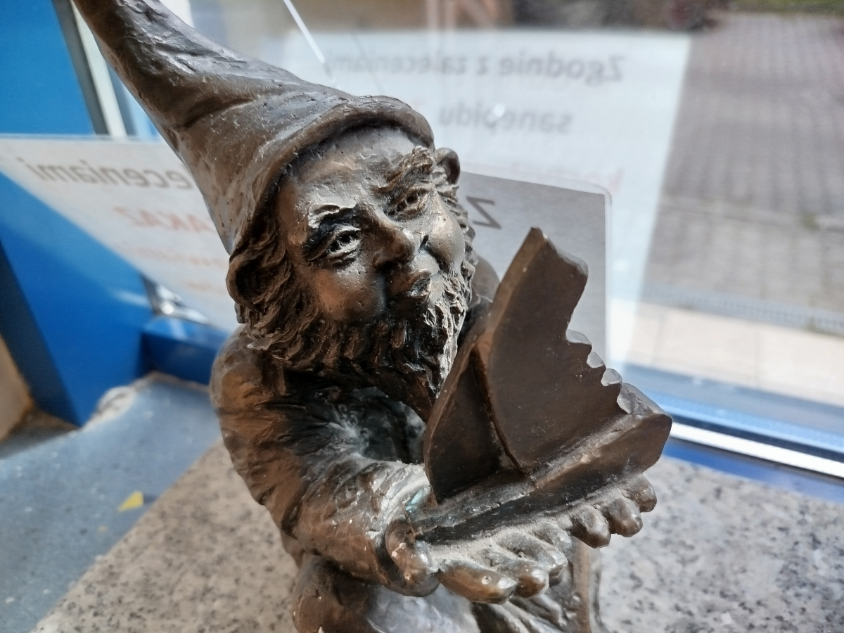 Photo of dwarf Krasnal z żaglówką II close-up