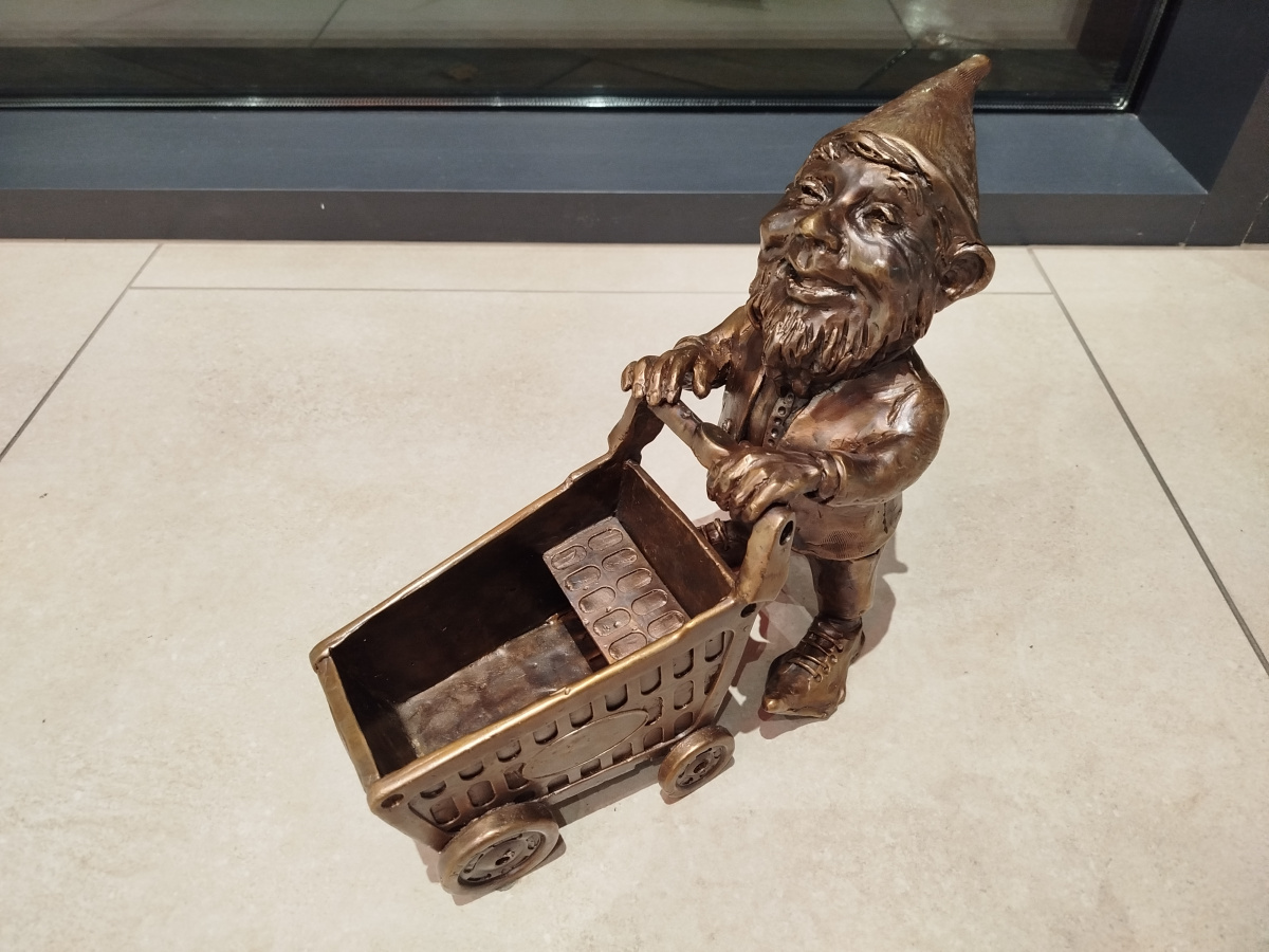 Фото гнома Krasnal z Wózkiem Zakupowym (Logistyk z Misją)