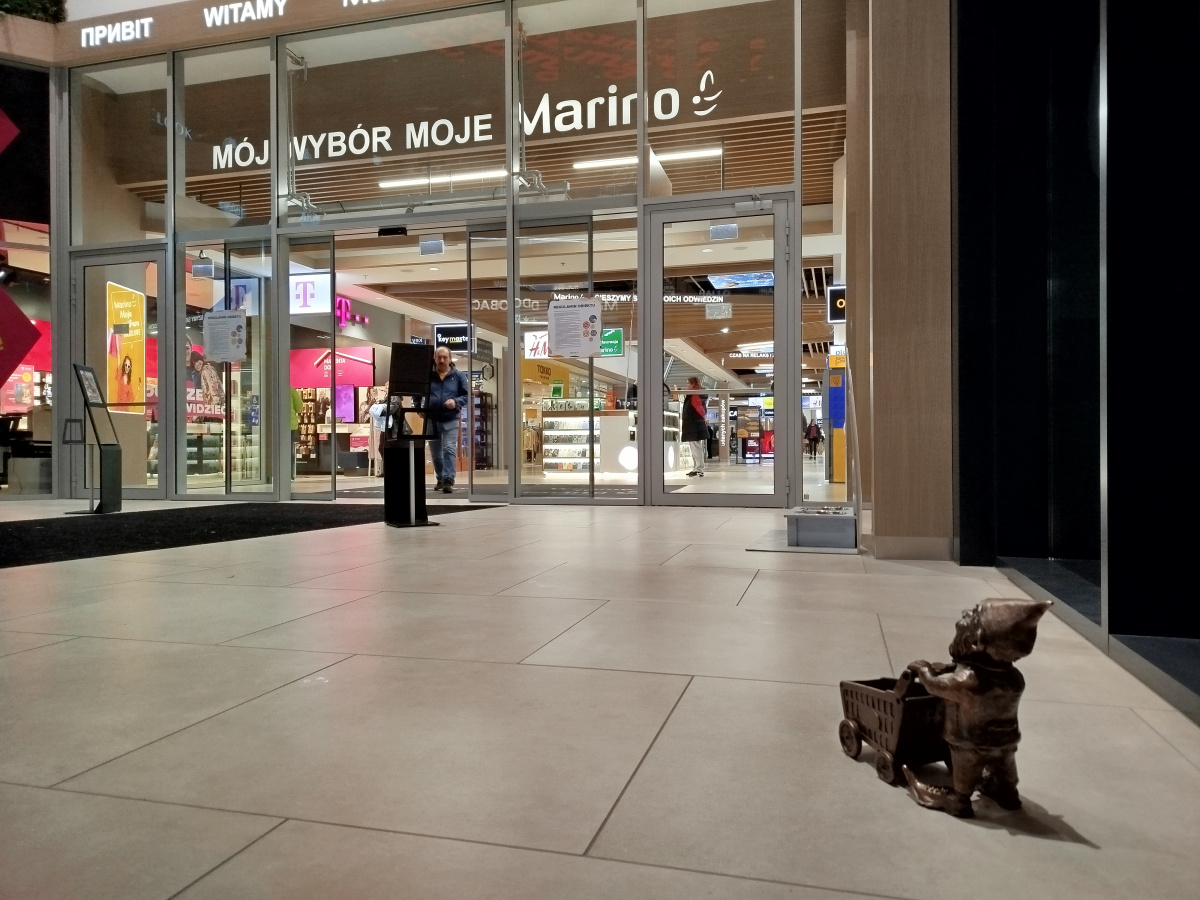 Фото местонахождния гнома гнома Krasnal z Wózkiem Zakupowym (Logistyk z Misją)