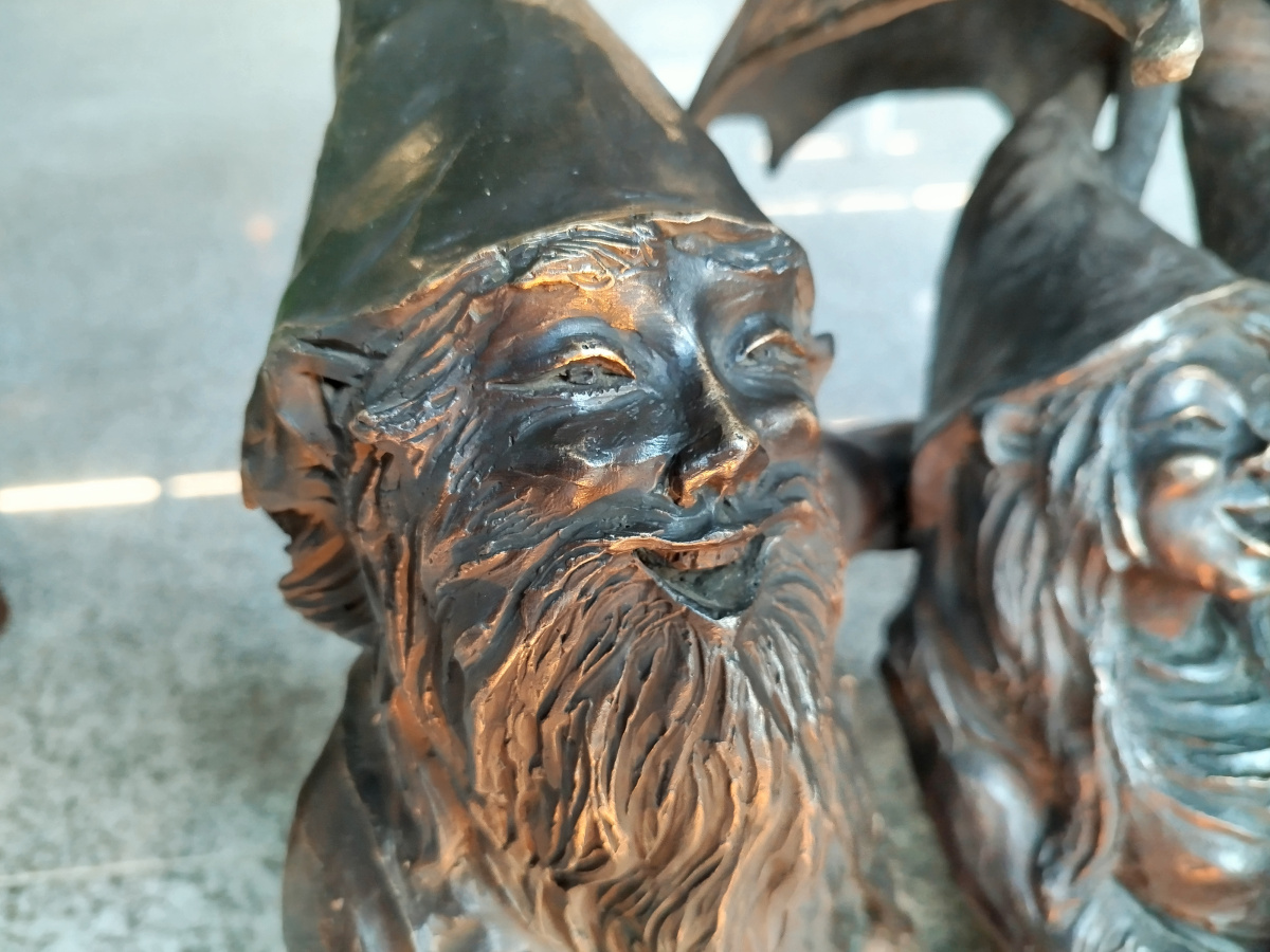 Zdjęcie krasnali Błyskotka, Gwarancjusz, Asystek i Tradycjusz w zbliżeniu