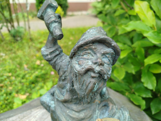 Foto eines Zwerges Krasnal Kuźnicki