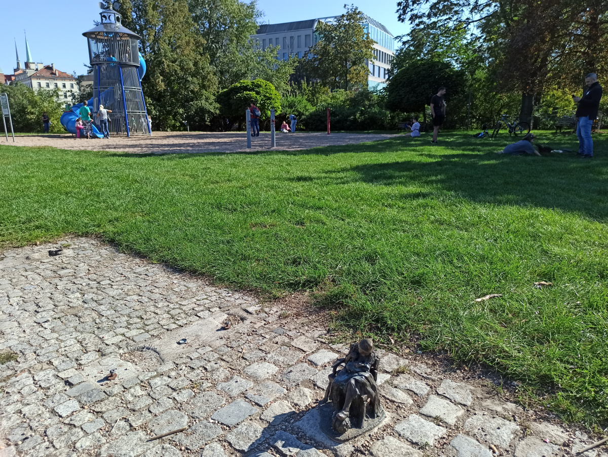 Фото местонахождния гнома гномов Krasnalka Karmiąca Piersią (Laktoludka z Laktocytkiem)