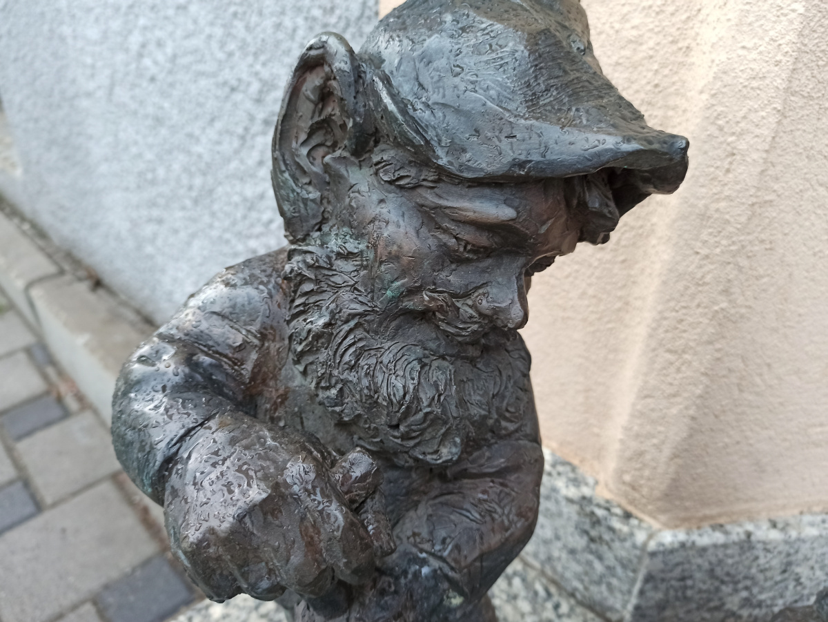 Foto zwerg Leśny Krasnal z Zającem in Nahaufnahme