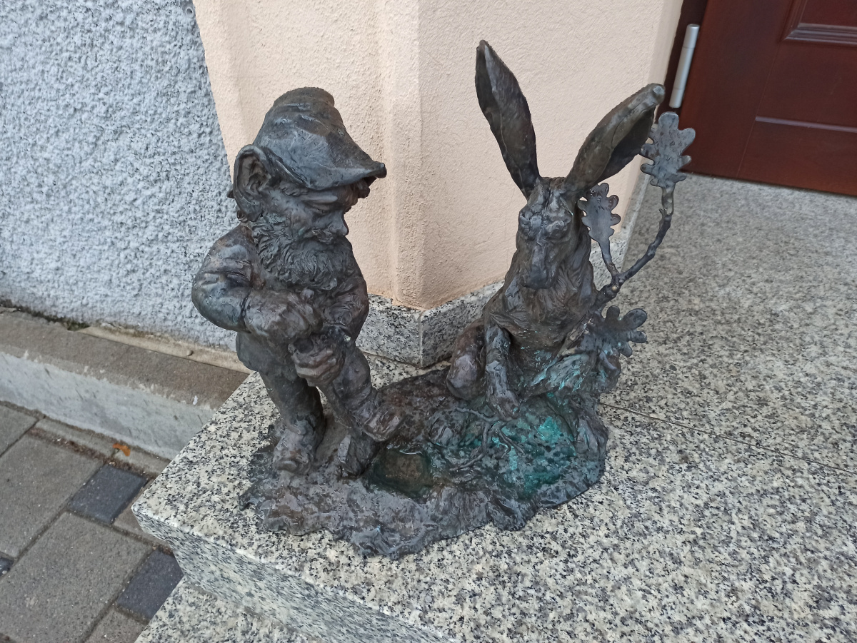 Foto zwerg Leśny Krasnal z Zającem