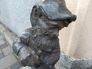 Foto eines Zwerges Leśny Krasnal z Zającem