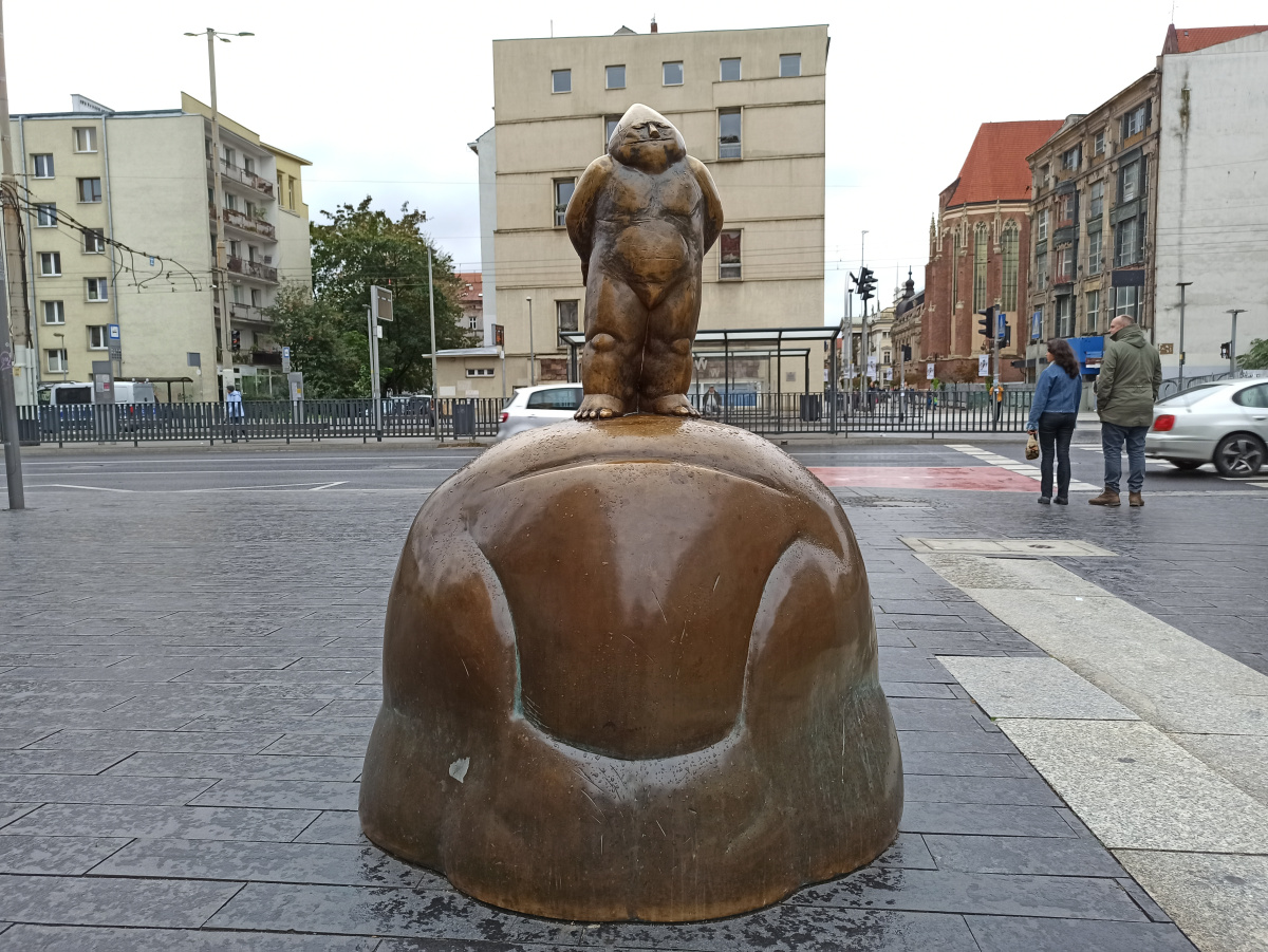 Фото гнома Papa Krasnal (Pomnik Pomarańczowej Alternatywy)