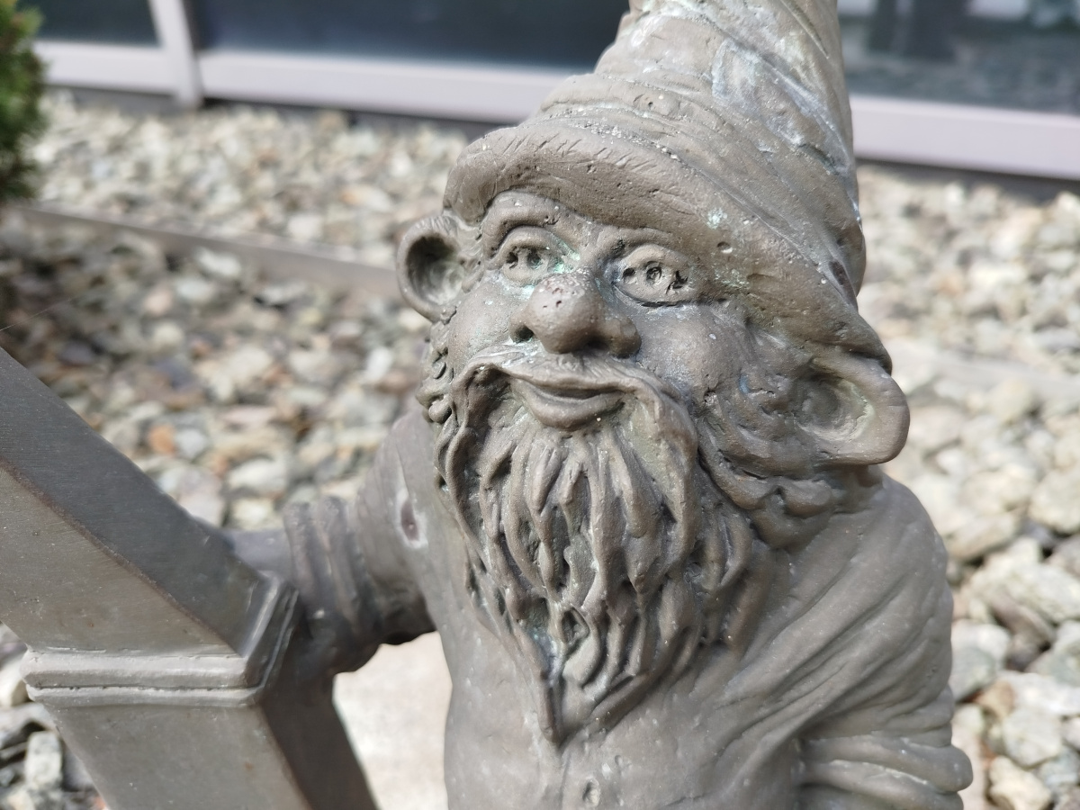 Zdjęcie krasnala Hewuś w zbliżeniu