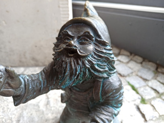 Foto eines Zwerges Piwożłop z piesełem Piwoszem